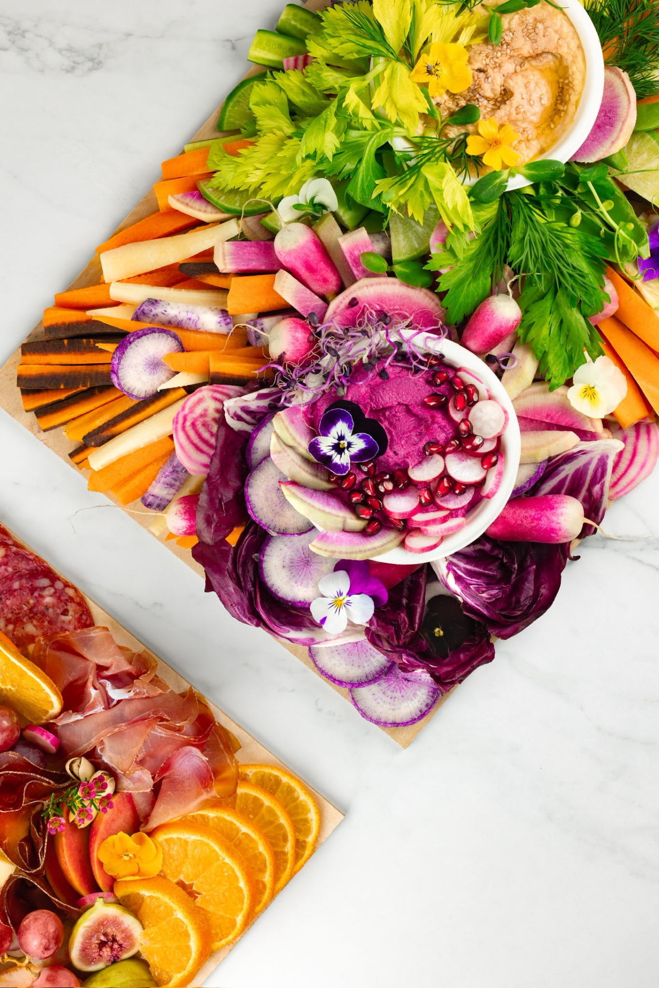 Planches WØFF de crudités colorées et charcuteries